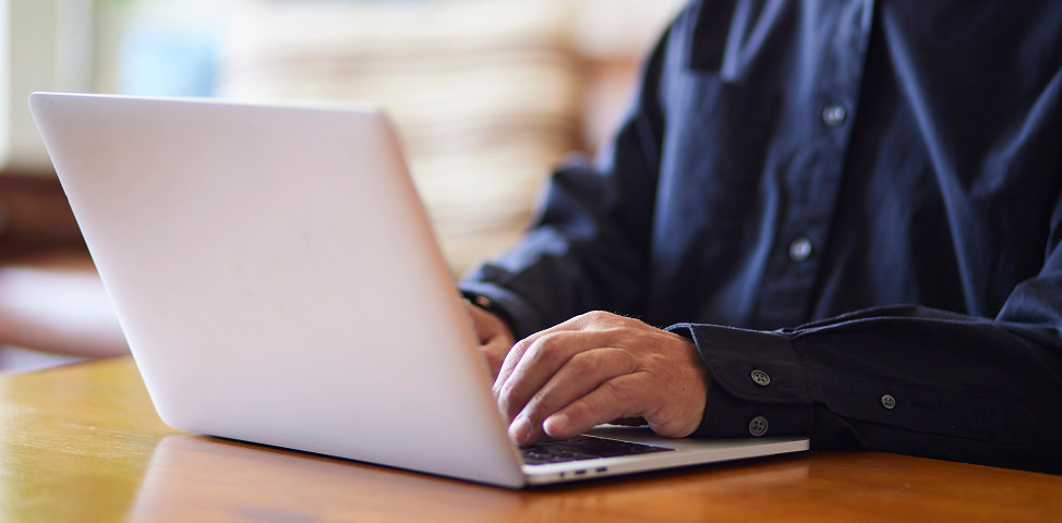 consultation_sur_laptop